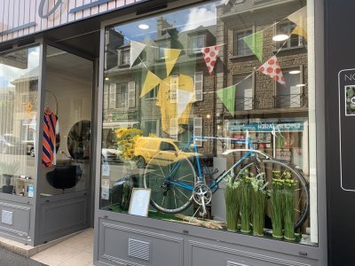 Le salon de coiffure O'Salombo a lui aussi décoré sa vitrine. - Martin Patry