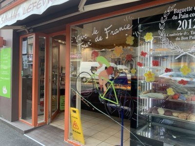 Dans la rue de Paris, la boulangerie Lefevre a fait dessiner un cycliste sur sa vitrine. - Martin Patry