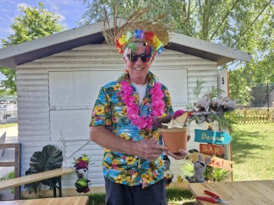 François Carman est fleuriste à la ville de Rouen. Il propose une animation florale à Rouen sur mer. Elle s'intitule Jardinier en herbe. - Justine Carrère