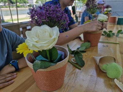 Lors de l'activité Jardinier en herbe mercredi 9 juillet, les neuf participants ont coupé des fleurs pour les mettre dans un pot et réaliser une composition florale originale. - Justine Carrère