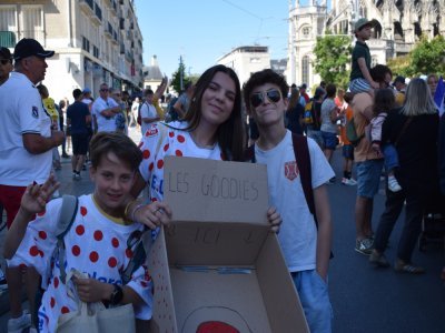 Victor, Anouk et Paul récupéraient les goodies du tour de France, au passage des caravanes.