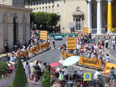 Les coureurs qui passent devant le palais Fontette, repeint à l'occasion du Millénaire de Caen.