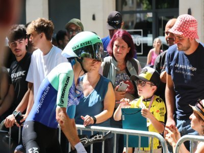 Les coureurs ont pris le temps de signer des autographes aux jeunes.