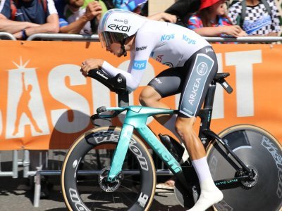 Kévin Vauquelin portait le maillot le blanc sur cette étape, mais il le cède à Remco Evenepoel.