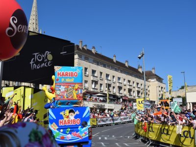 La caravane du Tour de France a enchanté les petits, comme les grands !
