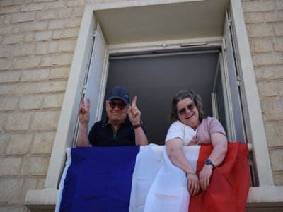 Jean-François et Anne, du haut de leur appartement rue du Gaillon, supportent les coureurs !
