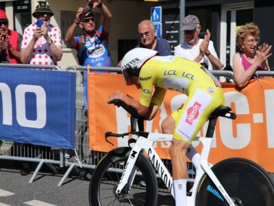 Mathieu van der Poel perd son maillot jaune.