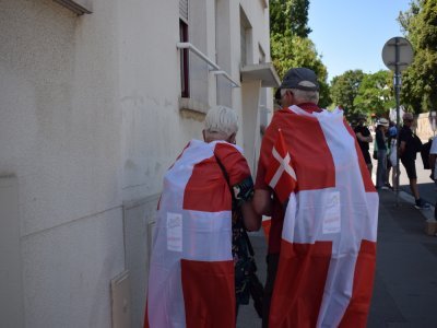 Des supporters du monde entier étaient présents ce mercredi 9 juillet pour l'étape du Tour de France à Caen. Ces Danois sont sans doute déçus de la performance de Jonas Vingegaard.