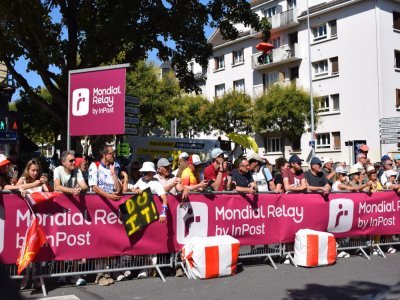 Le public impatient juste avant l'arrivée des trois derniers coureurs du contre-la-montre du Tour de France à Caen.