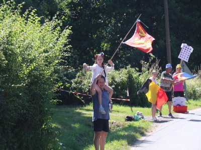 Un drapeau normand sur le bord de la route.