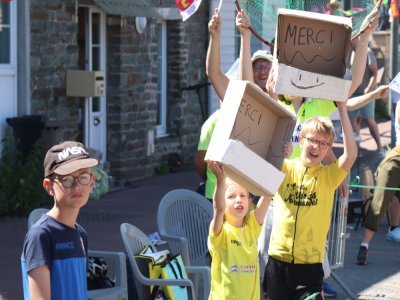 Les plus jeunes ravis des cadeaux.