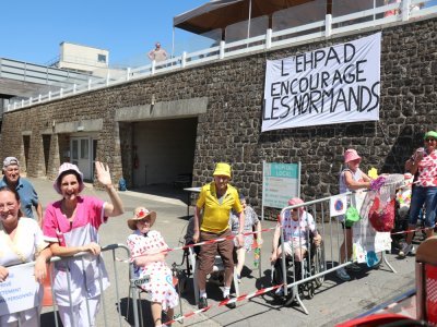 Les résident d'un Ehpad sont descendus voir le passage du Tour de France malgré la chaleur !