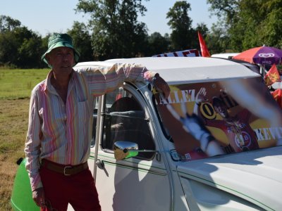 Dominique Guernier a spécialement décoré sa Citroën 2V pour l'occasion.
