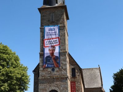 L'église de Sainte-Honorine-la-Chardonne, commune qui a vu grandir Guillaume Martin, était habillée pour soutenir le coureur ornais !