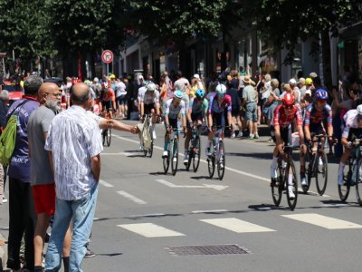 Le peloton a traversé Flers, dans l'Orne, à toute vitesse !