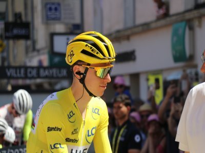 Pour la première fois de cette édition 2025, Tadej Pogacar portait le maillot jaune.