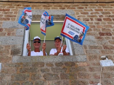 Le public a agité des drapeaux à l'effigie de Guillaume Martin-Guyonnet. - Yaëlle Hurel