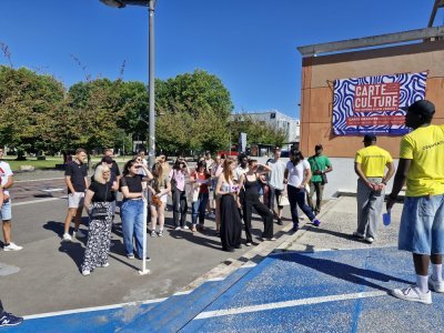 Ce vendredi 11 juillet, les nouveaux étudiants du campus de Mont-Saint-Aignan ont eu droit à une visite guidée par d'autres étudiants pour savoir dans quels bâtiments ils allaient avoir cours.