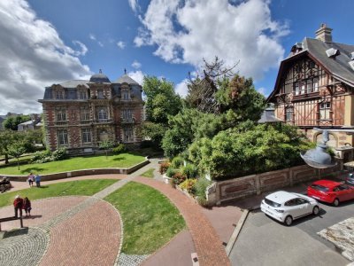 La villa Vincelli, en face du palais, et la villa Bon Accueil (à droite). La maison Cuvier se situe plus au fond. - Célia Caradec