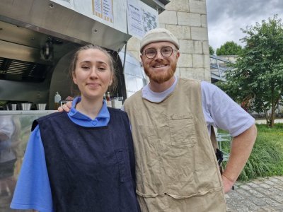 Justeen Périer et Pierre Paillette sont les gérants du food-truck Döze Chromée. Ils se sont installés sur les quais rive gauche à Rouen.
