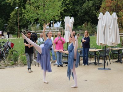 Des élèves de l'école de danse de Dominique Girault, sœur de l'ancien maire. - Lise Crocquevieille