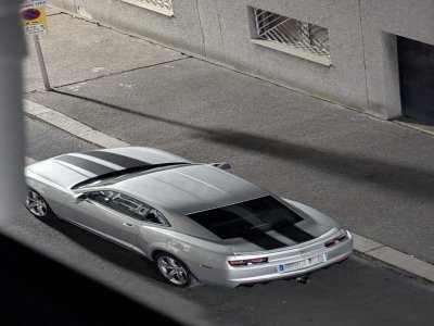 La Chevrolet Camaro sert de décor au spot. - Célia Caradec