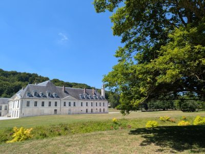 L'abbaye du Valasse, dont le parc est accessible gratuitement, est aussi une belle idée pour une promenade. - Célia Caradec