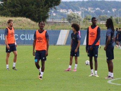 A gauche, les recrues Thomas Delaine et Félix Mambimbi. - Célia Caradec
