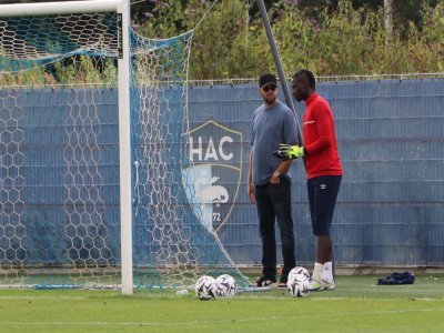 Mathieu Bodmer, directeur sportif, en plein échange avec Mory Diaw, l'un des nouveaux gardiens du HAC. - Célia Caradec