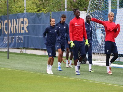 Yassine Kechta (à gauche) était très attendu par le jeune public. A ses côtés en rouge, les gardiens Mory Diaw et Paul Argney. - Célia Caradec