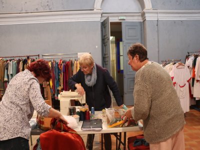 Les vêtements sont réalisés à partir de tissus de récupération ou de dons.