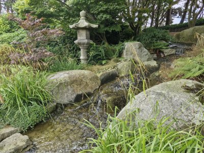 Des lanternes traditionnelles garnissent le jardin. - Célia Caradec