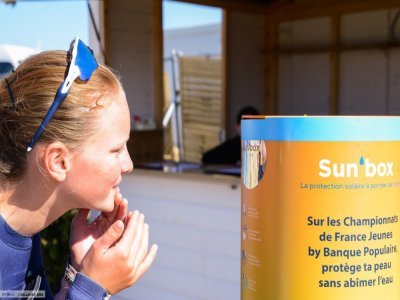Une Sun'box était également présente lors des championnats de France de voile à Cherbourg, offrant de la crème solaire aux participants et au public. - Sun'box CP
