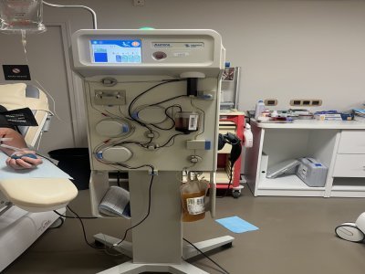Pour le don de plasma, le sang passe par une machine séparatrice qui extrait le plasma, tandis que les autres composants sont restitués au donneur. - Maëlys Blondel