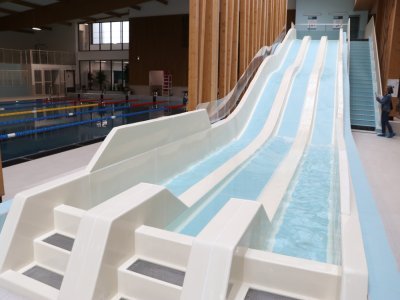 Un pentagliss de trois pistes trône au centre de la piscine du plateau Est.