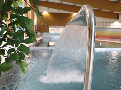 Fontaine, jets hydromassants… Le bassin balnéo-ludique est idéal pour l'apprentissage de la nage ou la détente.