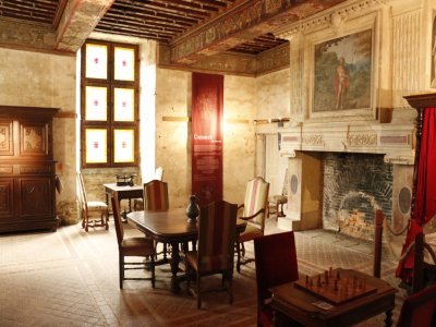 La salle d'Apollon, la plus grande pièce du château, renferme une énigme du Ducey Code.