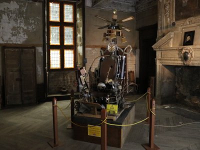 L'ambiance du château est ponctuée par de nombreux décors, plus ou moins atypiques.