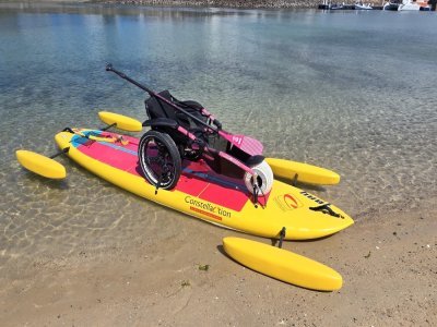 Sur la planche du paddle se trouvent des empreintes creuses dans lesquelles sont sanglées les roues du fauteuil roulant. Pour plus de stabilité, on ajoute quatre flotteurs à l'avant et l'arrière du dispositif. - Aude Vermont