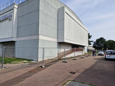 Trois portes vont être construites pour faciliter les évacuations en cas d'incendie et le quai de chargement sera agrandi. - Gilles Anthoine