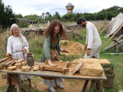 Mon premier atelier ? Fabriquer des briques avec de l'argile.