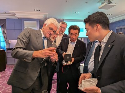 Hervé Morin, président de la Région Normandie, offre la médaille de la région aux représentants de Takanashi. - Célia Caradec