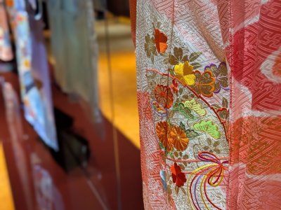 L'entreprise ne produit que 25 kimonos complets par an, tant cet art est minutieux. - Célia Caradec
