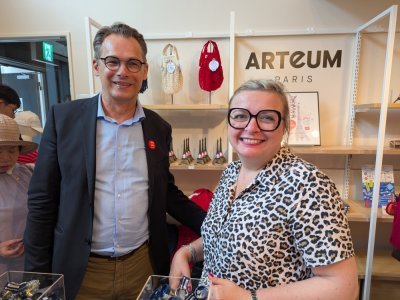 Jean-Philippe et Catherine Cousin, de Filt 1860, découvrent l'espace consacré à leurs filets à provisions dans la boutique du pavillon France. - Célia Caradec