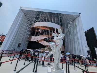 L'escalier rose cuivré du pavillon France à l'exposition universelle d'Osaka. - Célia Caradec