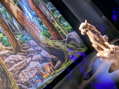 A l'entrée, une chimère rescapée de l'incendie de Notre-Dame côtoie une tapisserie d'Aubusson qui reproduit une image d'Hayao Miyazaki. - Célia Caradec