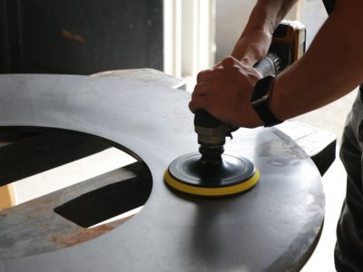 La plaque sur laquelle vous cuisinez mesure jusqu'à 12mm d'épaisseur. Elle est polie pour une surface parfaitement lisse assurant une cuisson homogène. Sa forme incurvée permet aux graisses de s'écouler dans le feu.