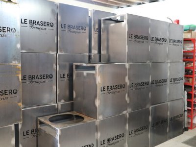 Pour ses braseros, l'entreprise a choisi d'utiliser de l'acier corten pour la cuve et le socle. Ce matériau développe une patine "effet rouillé" qui protège naturellement l'acier contre la corrosion sur le long terme.