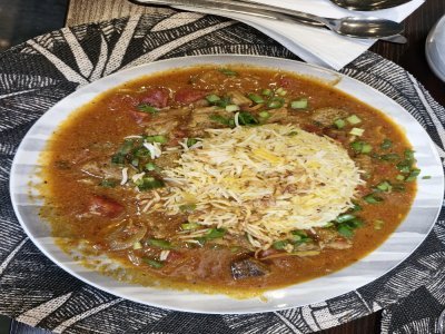 Le rougaille de bœuf et son riz au curcuma.