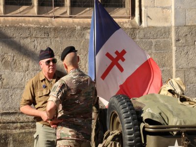 Le drapeau des forces françaises libres a flotté devant la basilique Notre-Dame. - Simon Lebaron